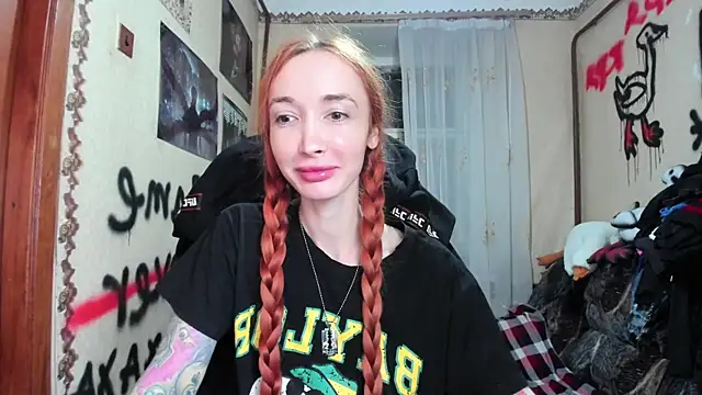 Snapshot of Roxy_Silver chatting on 10-13-25, 04:52 Roxy Silver online show from 10-13-25, 04:52