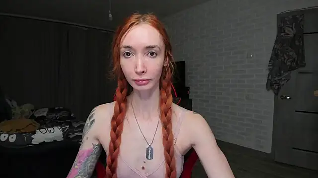 Snapshot of Roxy_Silver chatting on 10-15-25, 08:06 Roxy Silver online show from 10-15-25, 08:06