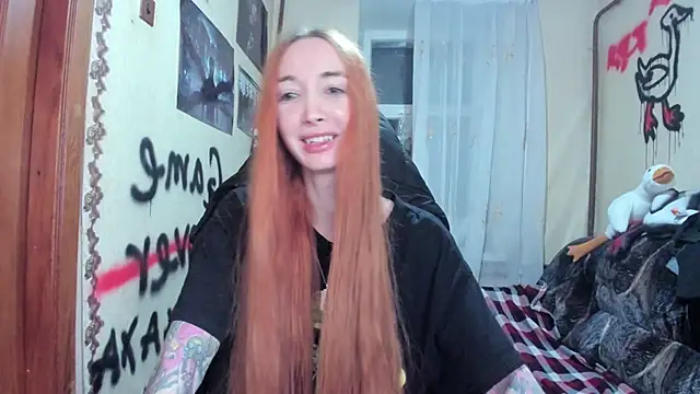 Snapshot of Roxy_Silver chatting on 02-19-25, 08:20 Roxy Silver online show from 02-19-25, 08:20