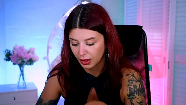 Snapshot of NicoleMun chatting on 11-12-25, 12:31 NicoleMun online show from 11-12-25, 12:31