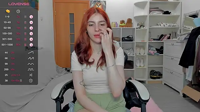 Snapshot of broosnica1 chatting on 06-08-26, 08:15 broosnica1 online show from 06-08-26, 08:15