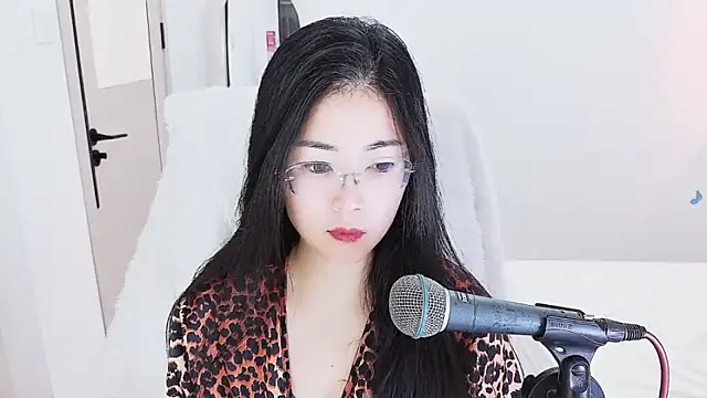Snapshot of Floor_oo chatting on 05-14-26, 04:37 Floor oo online show from 05-14-26, 04:37
