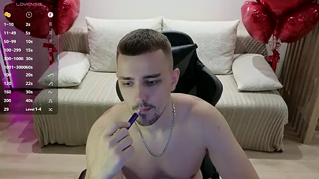 Snapshot of Larstar01 chatting on 10-08-25, 08:09 Larstar01 online show from 10-08-25, 08:09