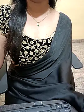 Snapshot of Nithya_05 chatting on 10-08-25, 04:40 Nithya 05 online show from 10-08-25, 04:40