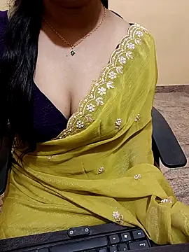 Snapshot of Nithya_05 chatting on 10-13-25, 04:58 Nithya 05 online show from 10-13-25, 04:58