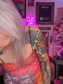 Snapshot of CherryBombBomb chatting on 02-16-25, 04:31 CherryBombBomb online show from 02-16-25, 04:31