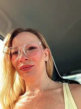 Snapshot of LavenderHot chatting on 06-28-26, 02:29 LavenderHot online show from 06-28-26, 02:29