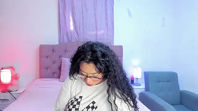 Snapshot of Latinabombsheell chatting on 02-13-26, 08:09 Latinabombsheell online show from 02-13-26, 08:09