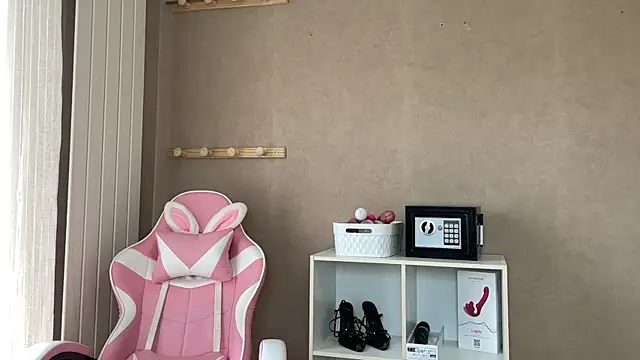 lucie mehott online show from 11-30-25, 09:54