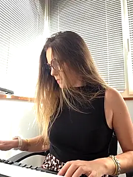 lucie mehott online show from 04-27-26, 08:45