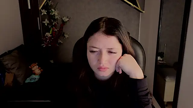 Snapshot of almma_shy chatting on 09-15-25, 01:33 almma shy online show from 09-15-25, 01:33