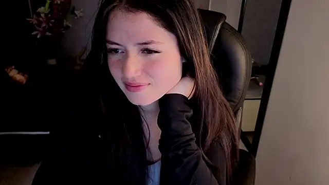 Snapshot of almma_shy chatting on 10-27-25, 01:23 almma shy online show from 10-27-25, 01:23