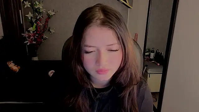 Snapshot of almma_shy chatting on 10-22-25, 01:21 almma shy online show from 10-22-25, 01:21