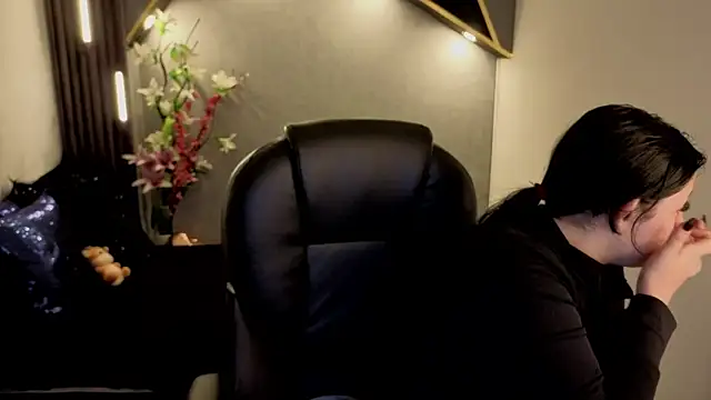 Snapshot of almma_shy chatting on 11-25-25, 01:22 almma shy online show from 11-25-25, 01:22