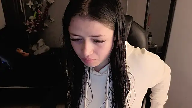 Snapshot of almma_shy chatting on 11-04-25, 02:32 almma shy online show from 11-04-25, 02:32