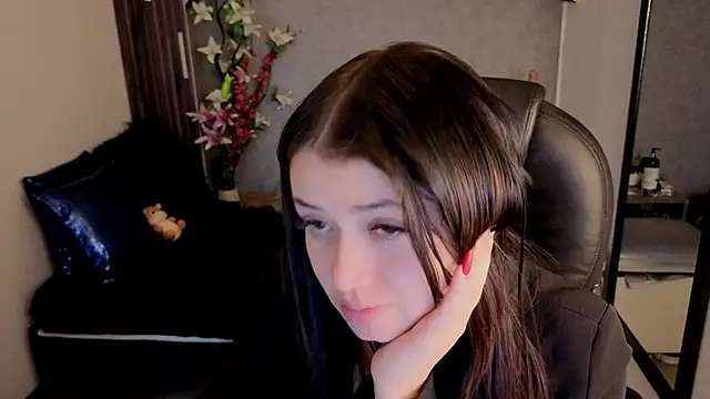 Snapshot of almma_shy chatting on 10-28-25, 01:43 almma shy online show from 10-28-25, 01:43