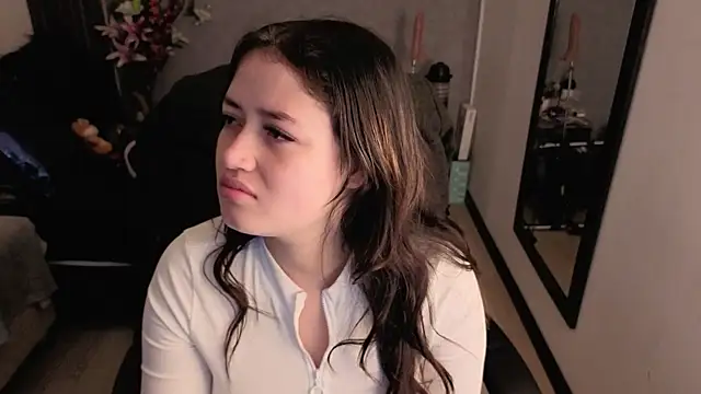 Snapshot of almma_shy chatting on 10-31-25, 02:02 almma shy online show from 10-31-25, 02:02