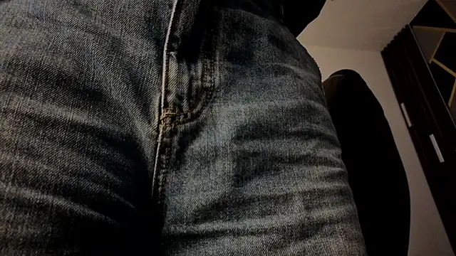 Snapshot of almma_shy chatting on 11-28-25, 01:33 almma shy online show from 11-28-25, 01:33