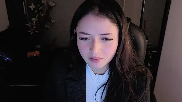 Snapshot of almma_shy chatting on 10-30-25, 02:47 almma shy online show from 10-30-25, 02:47