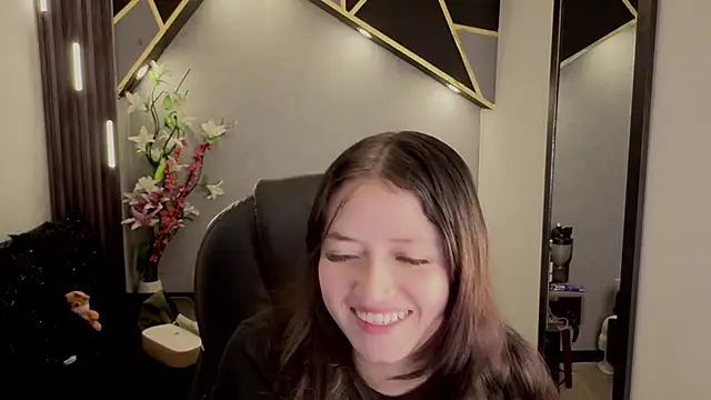 Snapshot of almma_shy chatting on 09-11-25, 01:44 almma shy online show from 09-11-25, 01:44