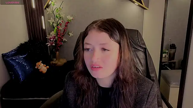 Snapshot of almma_shy chatting on 09-30-25, 02:01 almma shy online show from 09-30-25, 02:01