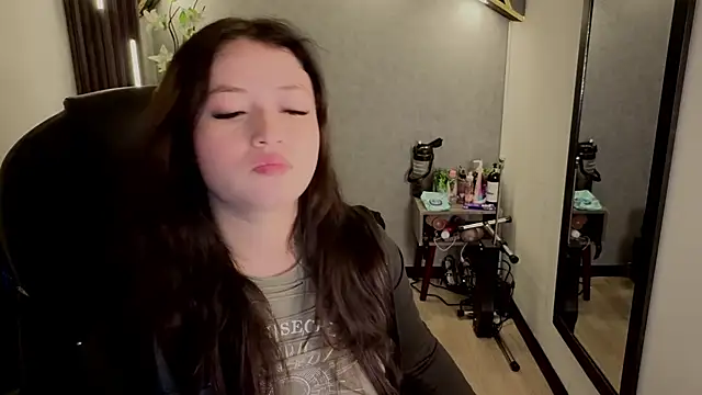 Snapshot of almma_shy chatting on 09-13-25, 03:45 almma shy online show from 09-13-25, 03:45