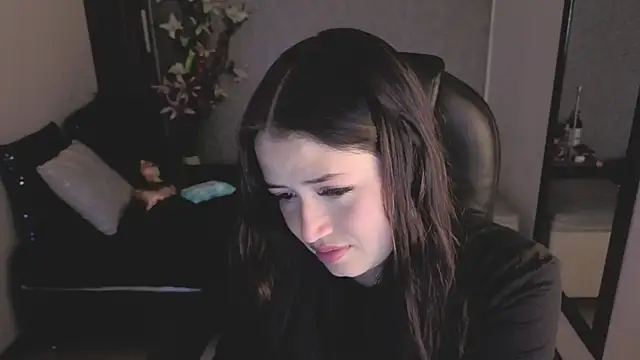 Snapshot of almma_shy chatting on 11-14-25, 01:15 almma shy online show from 11-14-25, 01:15