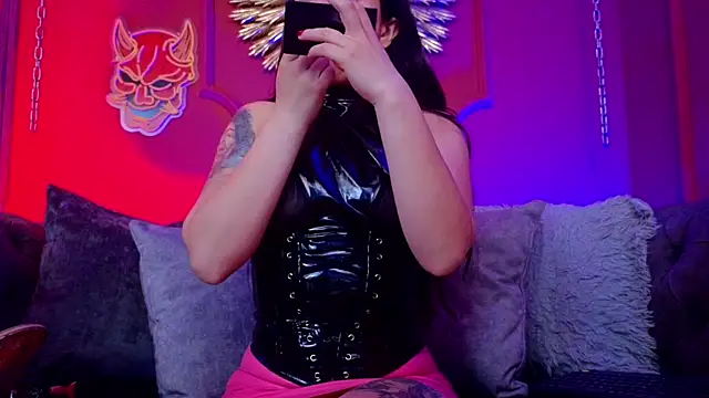 Julieta Russell online show from 10-10-25, 01:01