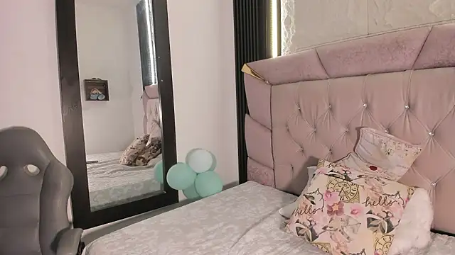 Snapshot of laurem-paulette chatting on 02-23-26, 05:57 laurem-paulette online show from 02-23-26, 05:57