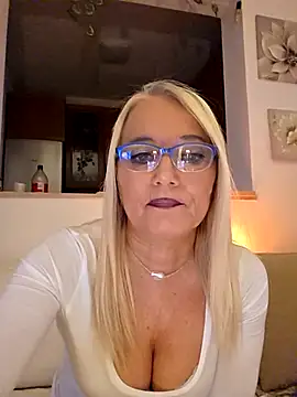 Snapshot of kikkastar chatting on 10-28-25, 09:03 kikkastar online show from 10-28-25, 09:03