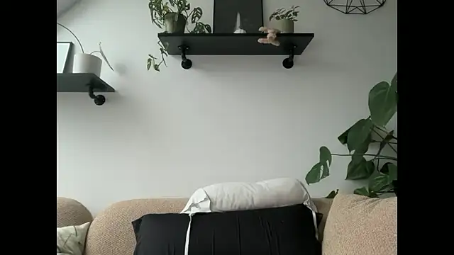 Mary Wet online show from 12-17-25, 02:33