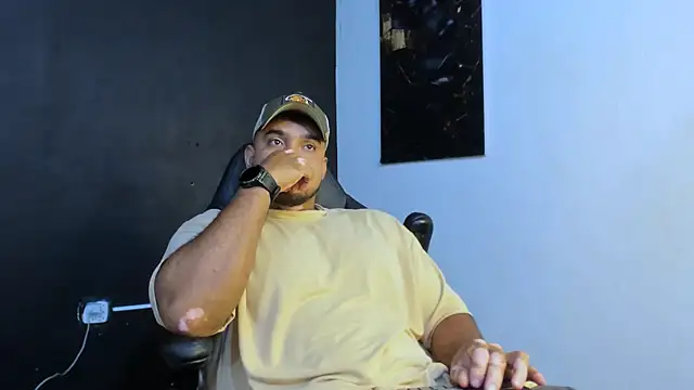 Snapshot of Big_furry_bear13 chatting on 05-09-26, 09:56 Big furry bear13 online show from 05-09-26, 09:56