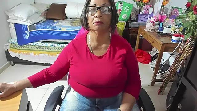 Snapshot of Mrs_mommy_ chatting on 09-24-25, 04:57 Mrs mommy online show from 09-24-25, 04:57
