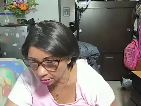 Snapshot of Mrs_mommy_ chatting on 10-23-25, 02:49 Mrs mommy online show from 10-23-25, 02:49