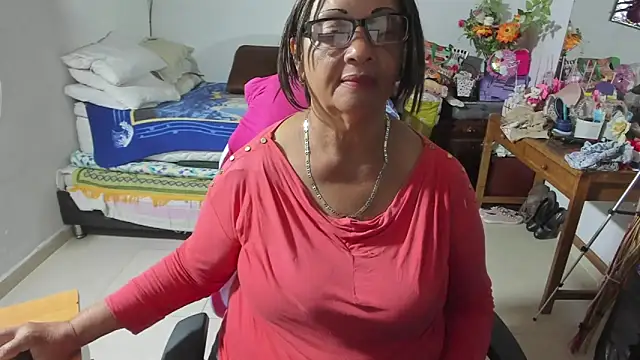Snapshot of Mrs_mommy_ chatting on 09-19-25, 11:20 Mrs mommy online show from 09-19-25, 11:20
