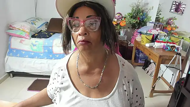 Snapshot of Mrs_mommy_ chatting on 10-03-25, 07:48 Mrs mommy online show from 10-03-25, 07:48