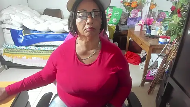 Snapshot of Mrs_mommy_ chatting on 09-25-25, 09:10 Mrs mommy online show from 09-25-25, 09:10