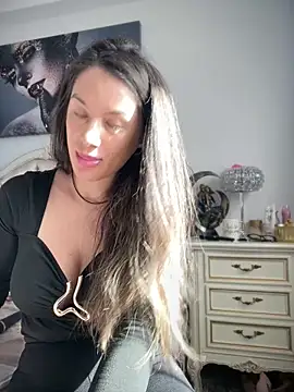 Snapshot of HotXMom chatting on 05-15-26, 06:22 HotXMom online show from 05-15-26, 06:22