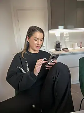 Snapshot of HotXMom chatting on 02-24-25, 07:44 HotXMom online show from 02-24-25, 07:44
