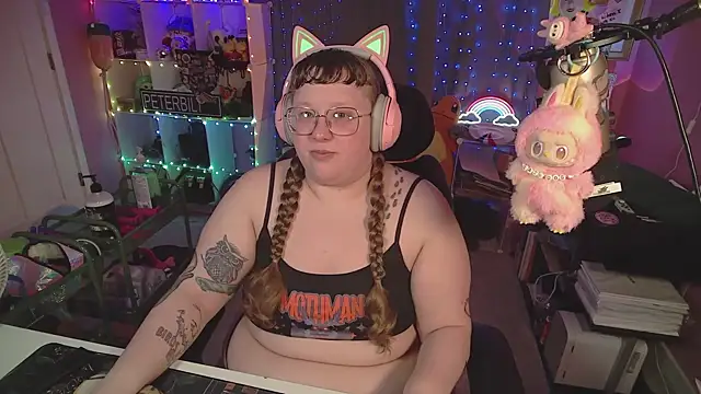 Snapshot of FatVeronica chatting on 03-22-26, 02:18 FatVeronica online show from 03-22-26, 02:18
