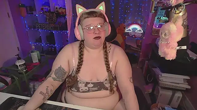 Snapshot of FatVeronica chatting on 03-18-26, 12:08 FatVeronica online show from 03-18-26, 12:08