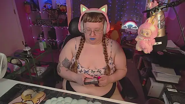 Snapshot of FatVeronica chatting on 03-27-26, 04:30 FatVeronica online show from 03-27-26, 04:30