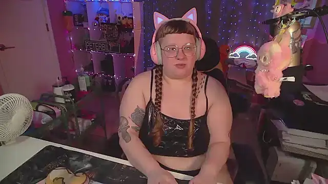 Snapshot of FatVeronica chatting on 03-21-26, 05:17 FatVeronica online show from 03-21-26, 05:17
