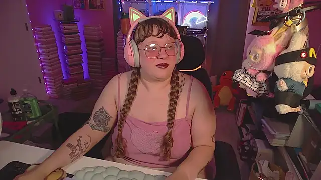 Snapshot of FatVeronica chatting on 06-20-26, 09:31 FatVeronica online show from 06-20-26, 09:31