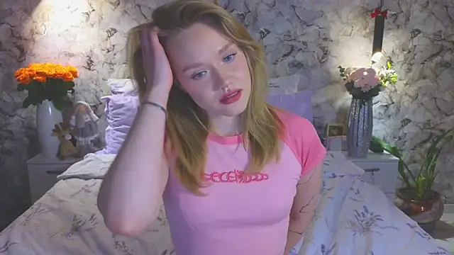 Snapshot of Aurora_Golden1 chatting on 02-14-26, 05:02 Aurora Golden1 online show from 02-14-26, 05:02