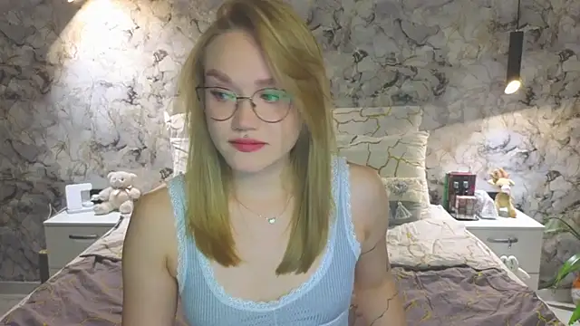 Snapshot of Aurora_Golden1 chatting on 10-26-25, 05:57 Aurora Golden1 online show from 10-26-25, 05:57