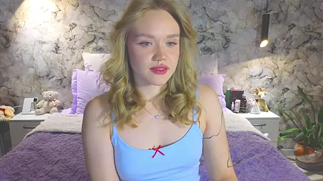 Snapshot of Aurora_Golden1 chatting on 11-19-25, 05:13 Aurora Golden1 online show from 11-19-25, 05:13