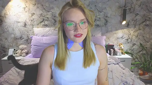 Snapshot of Aurora_Golden1 chatting on 11-21-25, 06:18 Aurora Golden1 online show from 11-21-25, 06:18