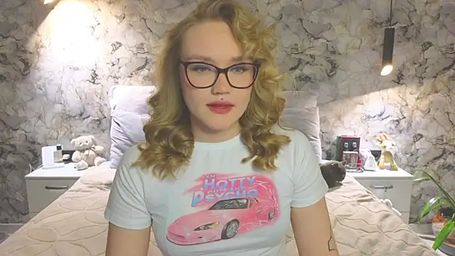 Snapshot of Aurora_Golden1 chatting on 11-04-25, 05:39 Aurora Golden1 online show from 11-04-25, 05:39