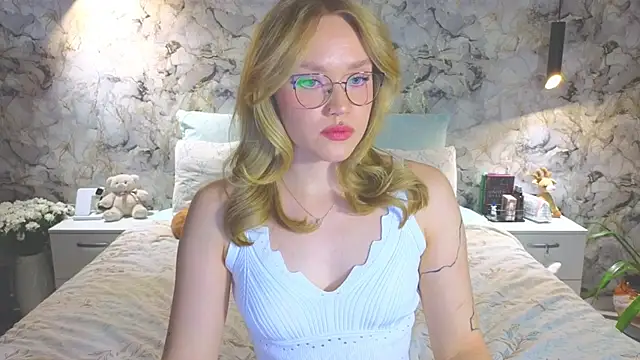 Snapshot of Aurora_Golden1 chatting on 11-13-25, 04:55 Aurora Golden1 online show from 11-13-25, 04:55